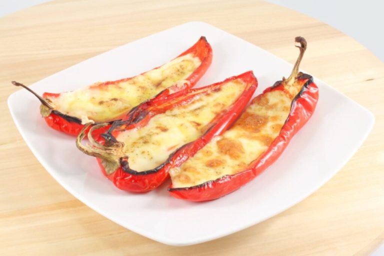 Ardei umpluți cu piure de cartofi și cașcaval – rețetă simplă și delicioasă