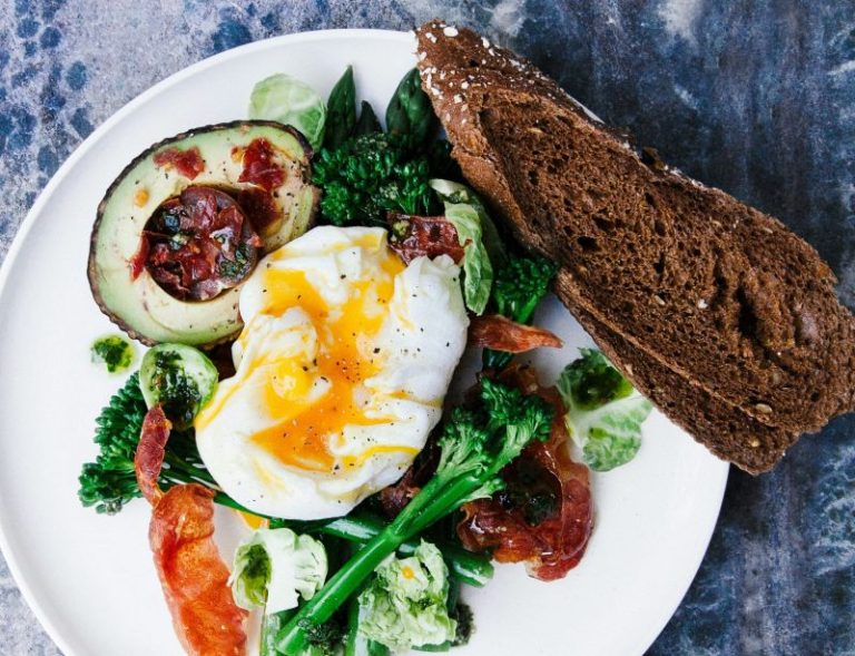 Idei de mic dejun echilibrat: combinații care susțin sănătatea și concentrarea