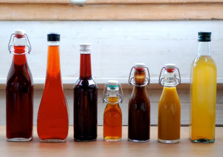 Cum poți face oțet aromatic pentru salate, folosind condimente, fructe sau ierburi aromatice de sezon