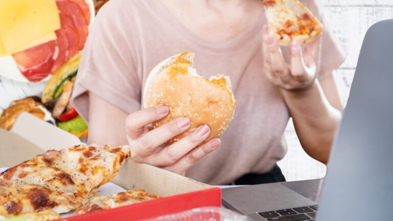 De ce mâncăm fără să ne fie foame? Explicațiile psihologului despre alimentația compulsivă