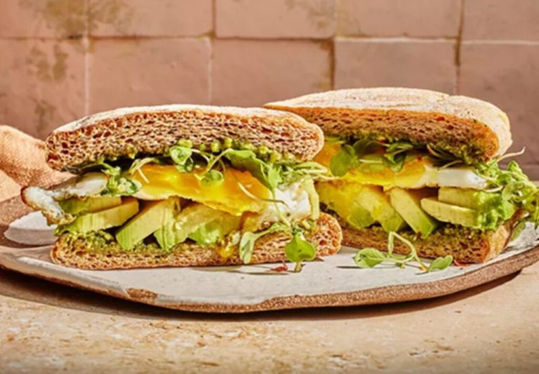 Pesto și ou pentru micul dejun: rețetă rapidă, sănătoasă și gata în 10 minute