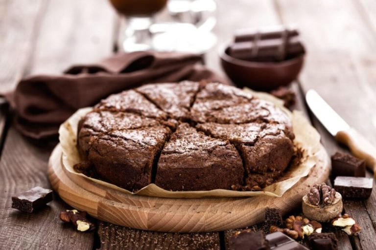 O tartă de ciocolată fără gluten, cu dovlecei rași în compoziție în loc de făină: desert cu nivel caloric redus