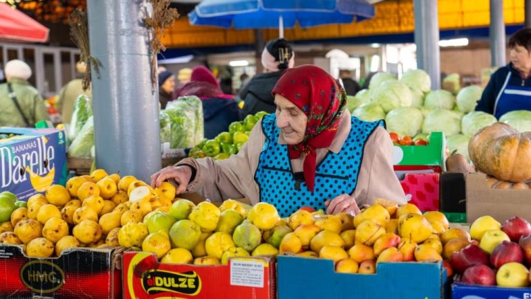 VIDEO/ Bunica Mărioara, cea mai vârstnică vânzătoare de la Piața Centrală