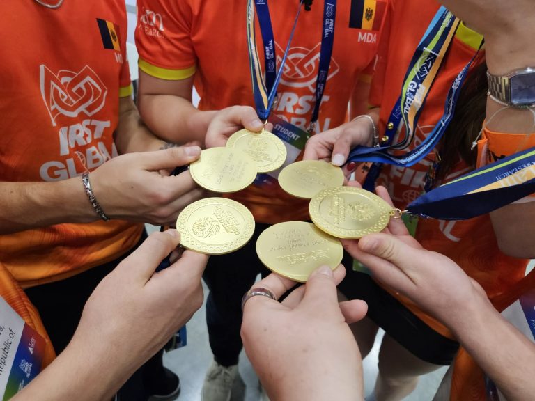 Elevii din R. Moldova câștigă, pentru a cincea oară consecutiv, medalia de aur la cea mai mare olimpiadă mondială de robotică pentru liceeni