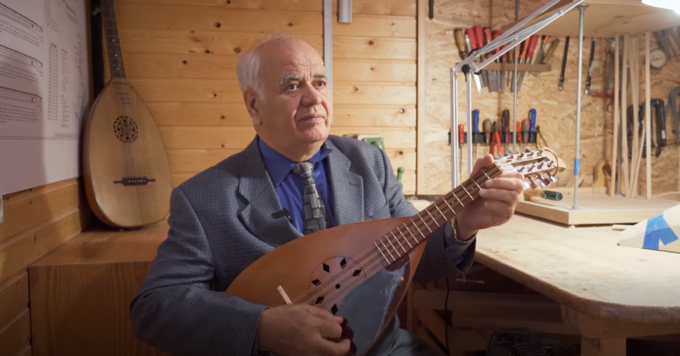 (Video) Cobza a fost inclusă în patrimoniul UNESCO. În R. Moldova sunt doar doi meșteri care o mai confecționează