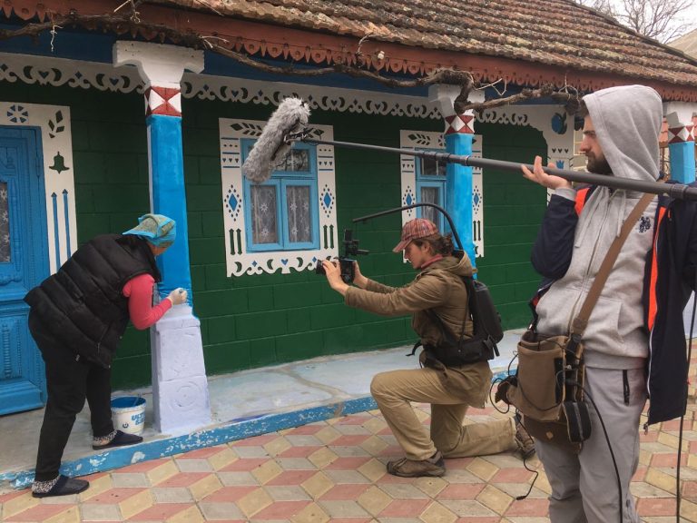 „Floarea Vieții”: documentarul despre frumusețea rurală pe cale de dispariție. „Ne-am propus să analizăm formele caselor și modul în care oamenii le decorează”