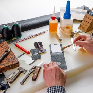 Procesul de producție al unui portmoneu marca WOLF