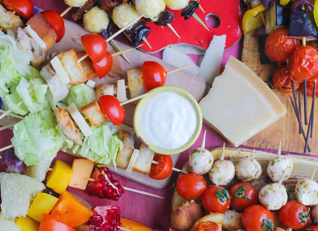 Idei rapide și festive: 5 aperitive pe bețișoare pentru Revelion