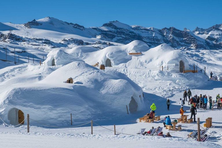 Hotelurile de gheață, reconstruite anual, atrag turiști cu tarife de la câteva sute de euro pe noapte