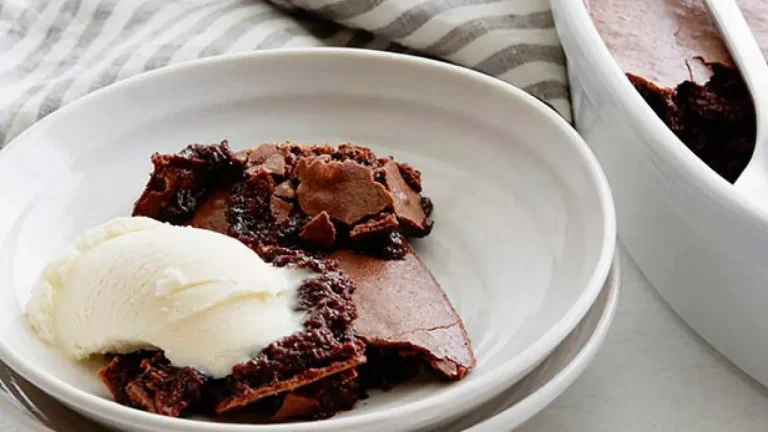 Brownie pudding, desertul de ciocolată care se face ușor și este perfect pentru sărbători