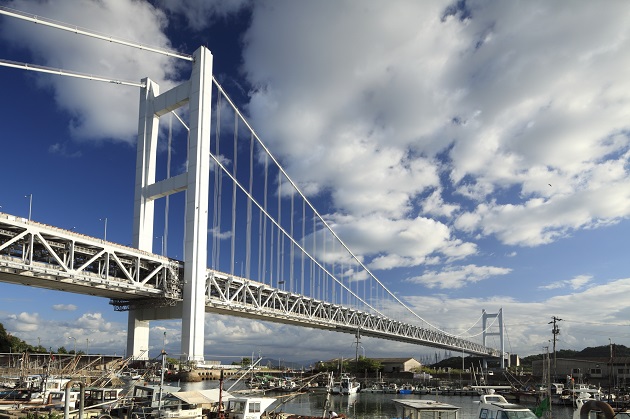 Cel mai lung pod feroviar și rutier din lume a devenit o atracție turistică. Podul supraetajat care leagă cinci insule pare că „se înalță spre cer”