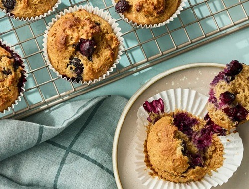 Brioșe cu afine, fără zahăr: mic dejun gustos și sățios