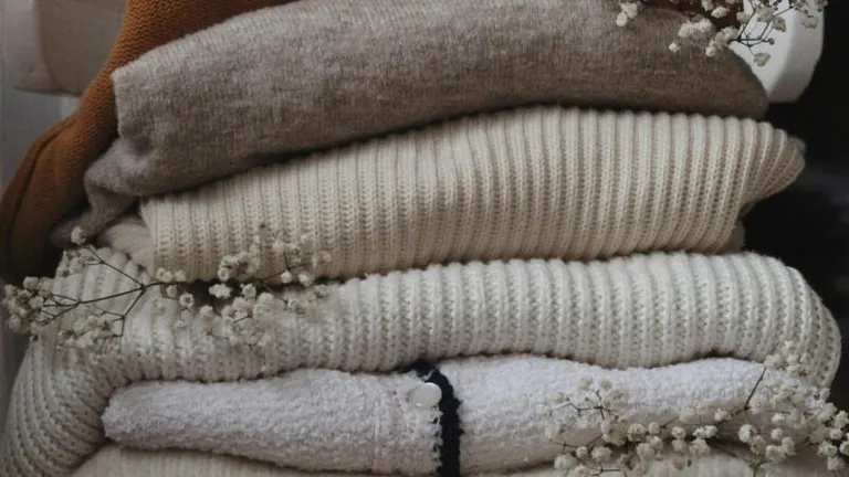 Eleganță în sezonul rece: ce nu trebuie să lipsească din garderoba de iarnă a femeii