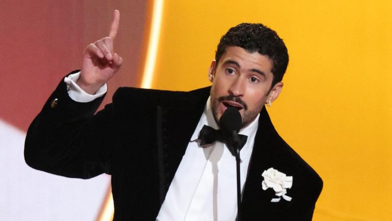 Moment istoric la Grammy: Bad Bunny, primul artist care cântă în spaniolă, premiat cu Albumul Anului