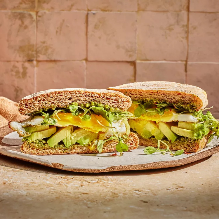 Avocado, ou și pesto – combinația perfectă pentru un mic dejun complet