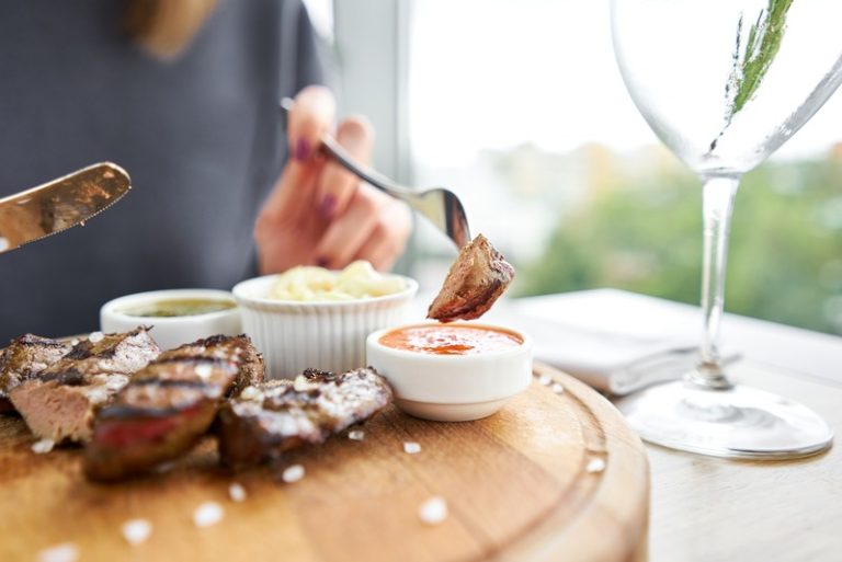 Cum gătești ficatul ca să rămână fraged și suculent: pași simpli pentru tigaie sau grătar