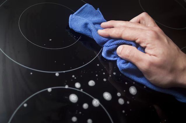 Cum se curăță o plită cu inducție: îngrijire zilnică și curățare profundă