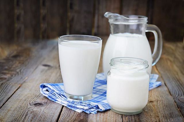 Laptele crud și riscurile pentru cei mici: ce trebuie să știe părinții