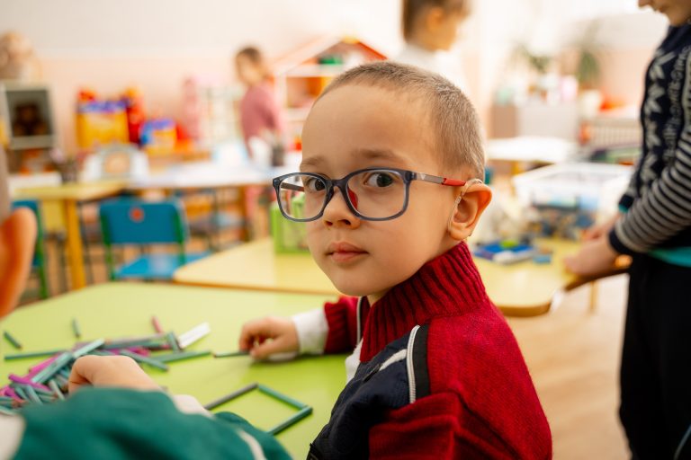 Povestea lui Damian, născut cu hipoacuzie: Fiecare copil merită să spună: „Aud”