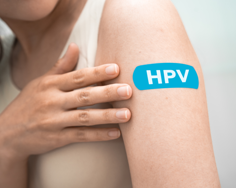 Cele mai frecvente mituri despre vaccinul HPV. Vaccinul este gratuit, dar acoperirea rămâne sub 50%