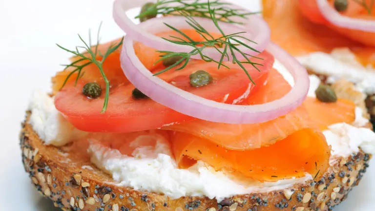 Combinația perfectă: somon afumat, brânză fină și legume proaspete