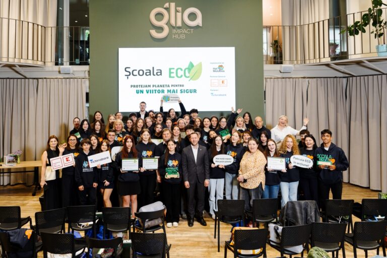 Elevii din 15 școli au plantat sute de copaci și au colectat tone de deșeuri în cadrul programului „Școala ECO”