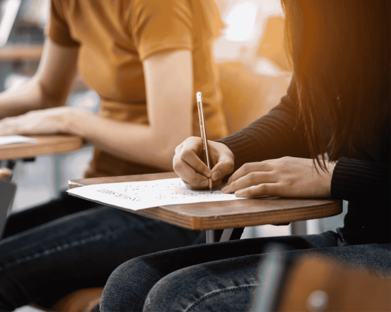 Examenele de absolvire încep din 2 iunie. Orarul probelor pentru elevii claselor a IX-a și a XII-a