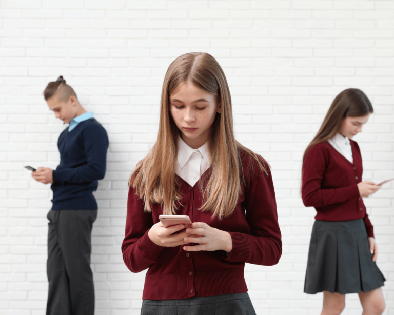 România: telefoanele mobile ar putea fi interzise în școli, inclusiv în pauze