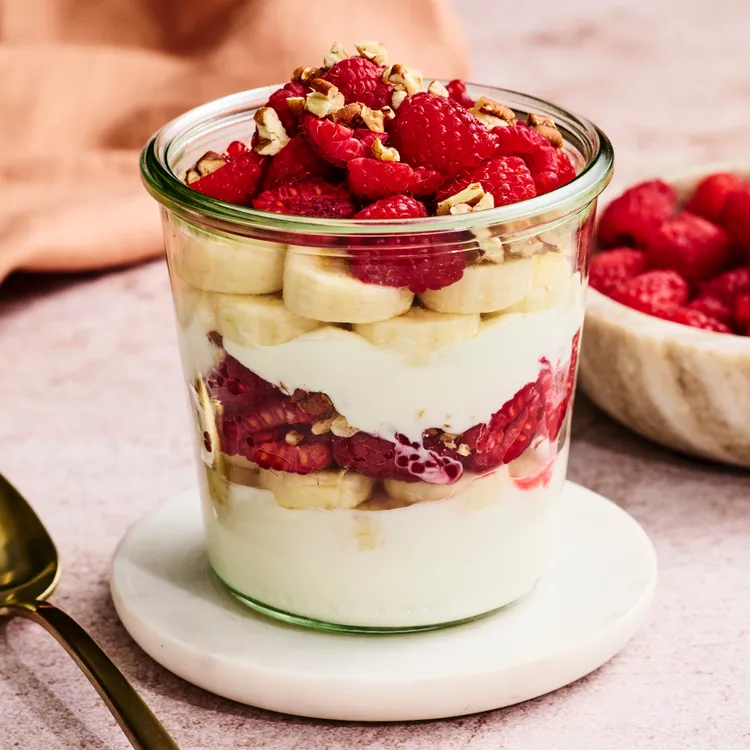 Desert cu iaurt, zmeură și banană, gustare bogată în proteine și fibre