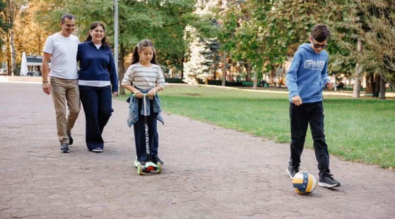 Studiu/ Moldovenii își doresc în continuare 2–3 copii, dar numai o treime își realizează intențiile reproductive. Peste 25% și-au cunoscut partenerul online