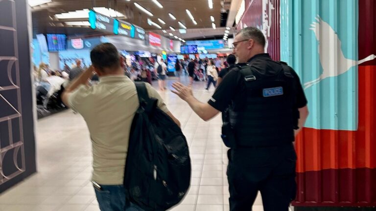 Lecția scumpă primită de un pasager care a furat o pereche de ochelari din aeroport și a fost detectat de camerele de supraveghere
