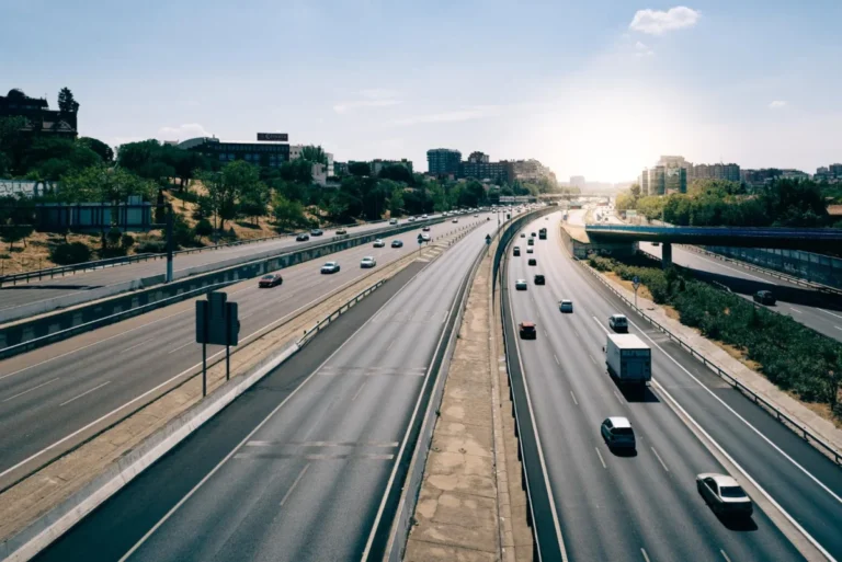 Viteza mare pe autostradă: ce câștigi și ce riști când depășești 130 km/h