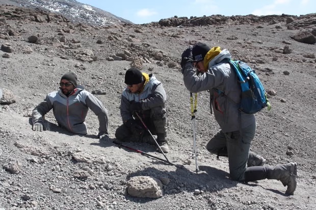 Povestea bărbatului fără picioare care a urcat Kilimanjaro în mâini