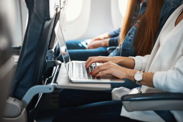 Pasagerii unei companii low-cost vor avea acces la internet în timpul zborului din 2027
