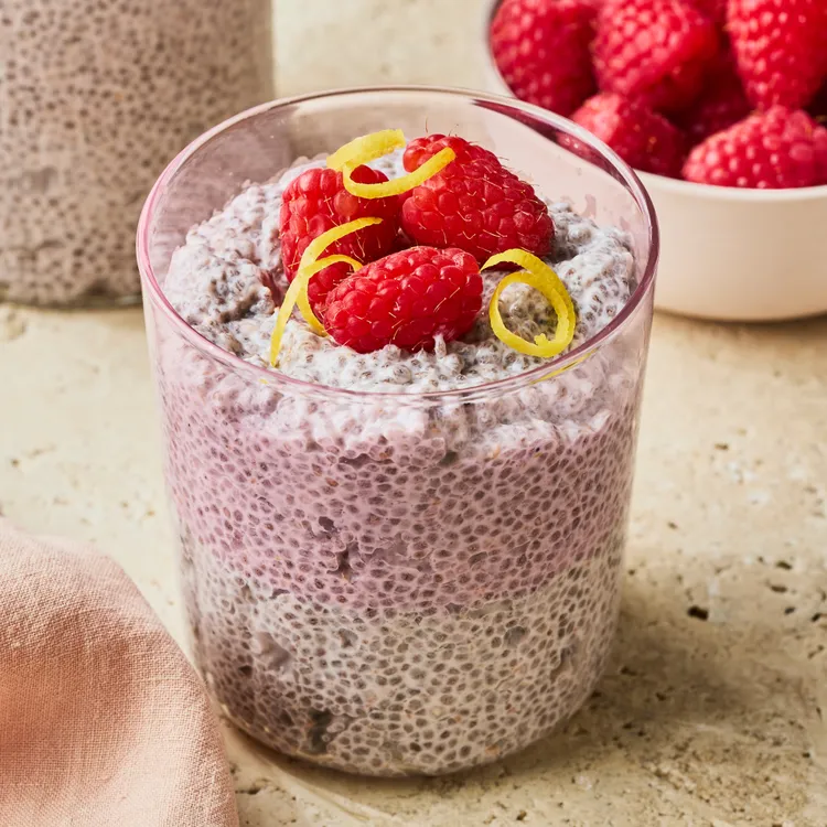 Budincă cremoasă de chia cu zmeură. Un mic dejun bogat în proteine și fibre