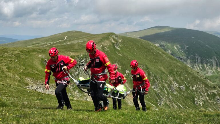 Salvamont România recomandă turiștilor să nu își supraestimeze capacitățile pe munte. Șase persoane au murit în acest an în zona montană