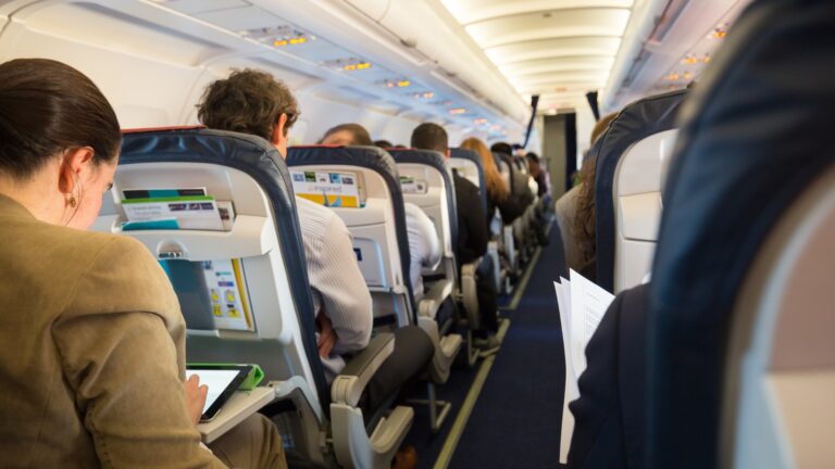 De ce oamenii aplaudă la aterizarea avionului? Explicația psihologilor și țările unde obiceiul este cel mai răspândit
