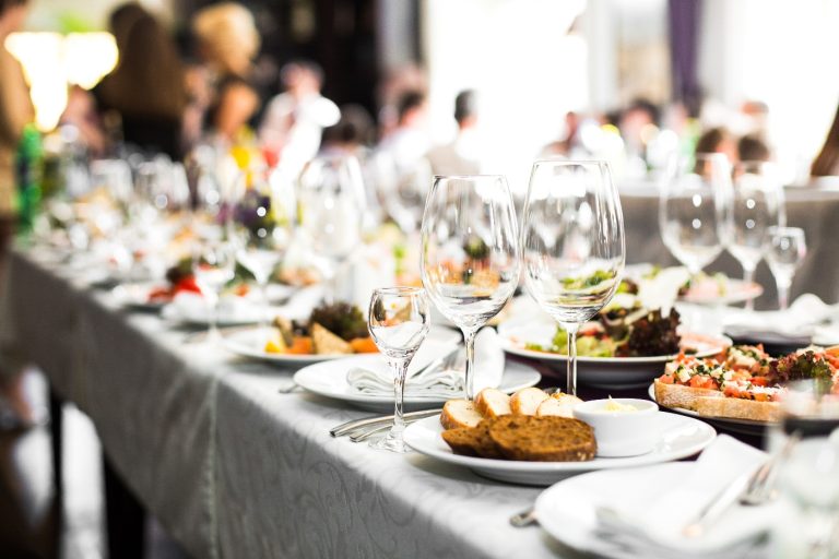 Canicula crește riscul toxiinfecțiilor alimentare la evenimentele private. Cum pot fi prevenite