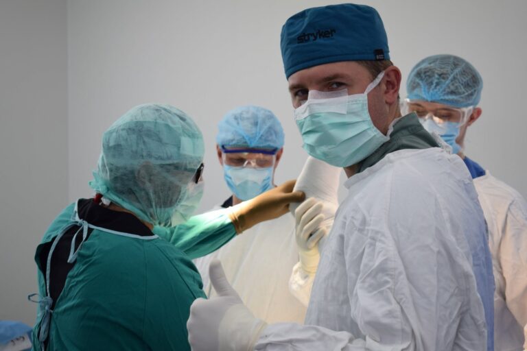 Ce este displazia de șold și când poate fi necesară protezarea articulației. Explicațiile medicului