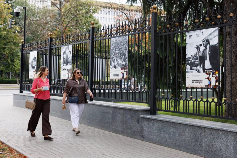 Galerie foto | Imagini de arhivă de la proclamarea Independenței Republicii Moldova, expuse la Președinție