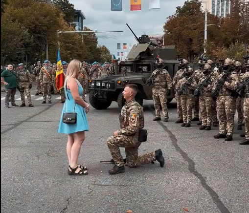 VIDEO/ „«DA!» printre tehnică, drapele și emoția sărbătorii”: un militar și-a cerut iubita în căsătorie de Ziua Independenței