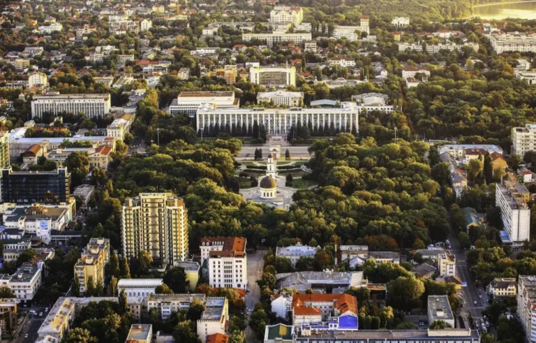 Studiu: Străzile mai verzi și cartierele care oferă senzația de siguranță sunt asociate cu un somn mai lung