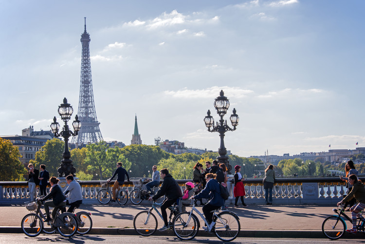Parisul, tot mai popular printre turiștii care aleg bicicleta pentru a descoperi orașul