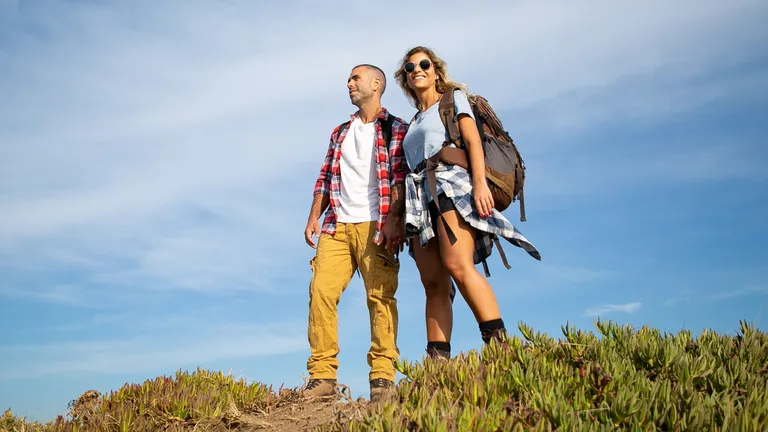 Ce porți la munte în august: garderoba ideală pentru un weekend în natură