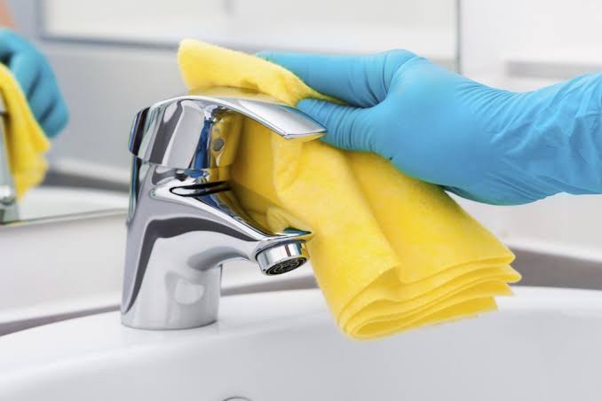 Rosturi îngălbenite și calcar pe robinete? Amestecul simplu care le poate curăța rapid
