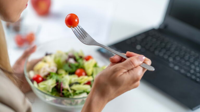 7 gustări sănătoase pe care le poți lua la serviciu, recomandate de un nutriționist