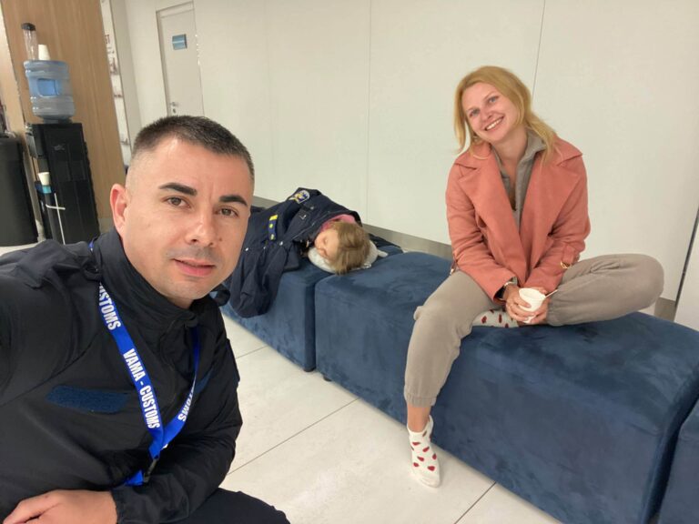 „Am învelit-o cu grijă, fără să-i întrerup somnul”. Gestul unui inspector vamal de la Aeroportul Chișinău și surpriza care l-a așteptat la finalul turei