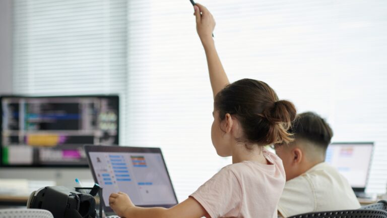 Elevii claselor a IX-a și a XII-a își pot testa competențele digitale. Cererile pot fi depuse până pe 30 octombrie