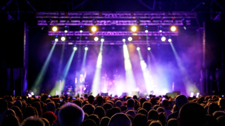 România, printre țările UE în care oamenii nu își permit să meargă la cinema sau la concerte